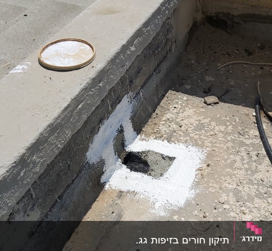 איטום פתח ניקוז ומרזב בגג בטון באמצעות חומר איטום